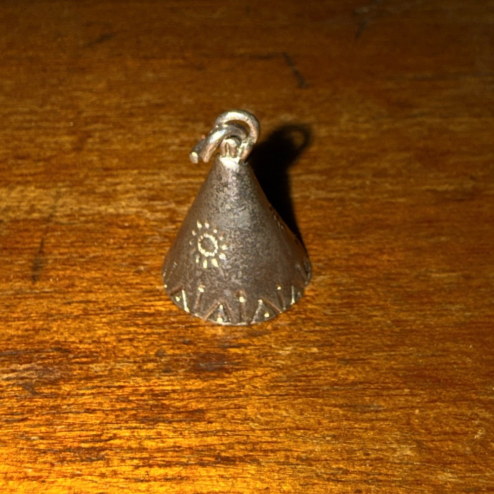 Vintage Sterling silver Teepee charm - Picture 2 of 3